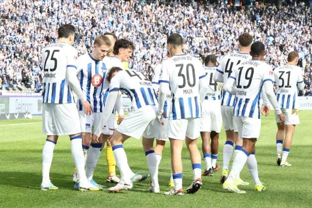 DEU, DFL, 2 FBL, Hertha BSC vs 1 FC Schalke, 17 03 2024, Berliner Olympiastadion, Berlin, DEU, DFL, 2 FBL, Hertha BSC vs 1 FC Schalke, im Bild 3 2 durch Marten Winkler Hertha BSC Berlin 22 , Hertha Spielerkreis, Fabian Reese Hertha BSC Berlin 11 DFL regulations prohibit any use of Photographs as image sequences and or quasi video Foto Juergen Engler nordphoto GmbH nordphotoxGmbHx xEngler nph00076