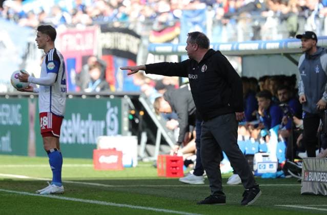 GER, 2 Liga, Hamburger SV vs SV Wehen Wiesbaden 17 03 2024, Volksparkstadion, Hamburg, GER, 2 Liga, Hamburger SV vs SV Wehen Wiesbaden in the picture picture shows Coaching zone Sideline Coaching area Technical zone Coach Markus Kauczinski SV Wehen Wiesbaden nordphotoxGmbHx xTauchnitz nph00059