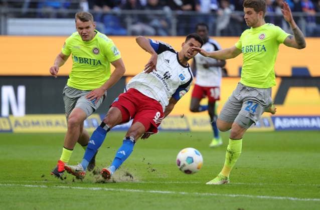 GER, 2 Liga, Hamburger SV vs SV Wehen Wiesbaden 17 03 2024, Volksparkstadion, Hamburg, GER, 2 Liga, Hamburger SV vs SV Wehen Wiesbaden in the picture picture shows Robert Glatzel Hamburger SV 09 fails against Lasse Günther Guenther SV Wehen Wiesbaden 01 and Martin Angha SV Wehen Wiesbaden 02 nordphotoxGmbHx xTauchnitz nph00059