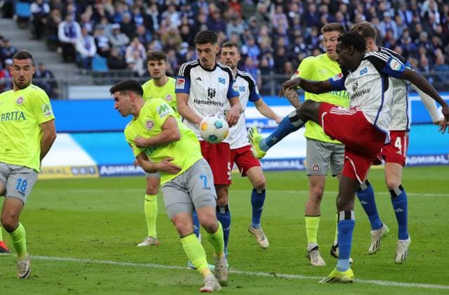 GER, 2 Liga, Hamburger SV vs SV Wehen Wiesbaden 17 03 2024, Volksparkstadion, Hamburg, GER, 2 Liga, Hamburger SV vs SV Wehen Wiesbaden in the picture picture shows Bakery Jatta Hamburger SV 18 Robin Heußer Heusser SV Wehen Wiesbaden 07 defends, behind Dennis Hadzikadunic Hamburger SV 05 nordphotoxGmbHx xTauchnitz nph00059