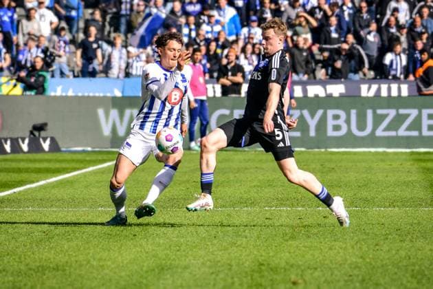 Soccer 2 Bundesliga, Hertha BSC FC Schalke 04 17 03 2024, xdanx, Soccer 2 Bundesliga, Hertha BSC FC Schalke 04, v l Fabian Reese Hertha BSC 11 ,Derry John Murkin FC Schalke 04 5 ,Zweikampf, Duell, Kampf, tackle DFL DFB REGULATIONS PROHIBIT ANY USE OF PHOTOGRAPHS as IMAGE SEQUENCES and or QUASI VIDEO Foto Daniel Lakomski Mix1 Berlin Olympiastadion Berlin Berlin Germany EN Copyright: xDanielxLakomskix