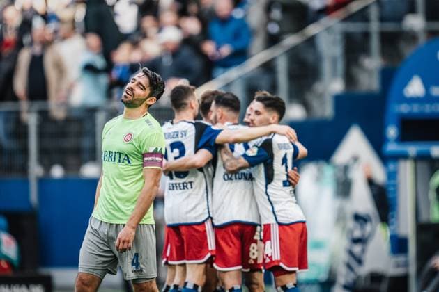 Soccer Men Season 2023 2024 2 Soccer Bundesliga 26 Matchday Hamburger SV vs SV Wehen Wiesbaden 17 03 2024 While goal scorer Miro Muheim 28, HSV celebrates in the background, unlucky Sascha Mockenhaupt 4, SV Wehen Wiesbaden is annoyed in the foreground Hamburg Volksparkstadion Hamburg Germany