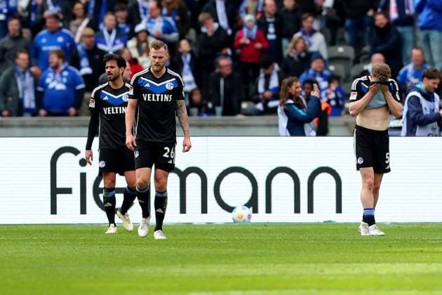 17 03 2024, xtgx, Fussball 2 Bundesliga, Hertha BSC Berlin FC Schalke 04 emspor, v l Tomas Kalas FC Schalke 04 Derry Murkin FC Schalke 04 Enttäuscht enttaeuscht traurig frustriert ratlos DFL DFB REGULATIONS PROHIBIT ANY USE OF PHOTOGRAPHS as IMAGE SEQUENCES and or QUASI VIDEO Berlin