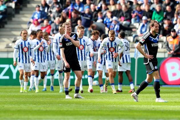 17 03 2024, xtgx, Fussball 2 Bundesliga, Hertha BSC Berlin FC Schalke 04 emspor, v l Torjubel nach dem Tor zum celebrating the goal celebrate 3 2 durch Marten Winkler Hertha BSC Berlin Derry Murkin FC Schalke 04 Enttäuscht enttaeuscht traurig frustriert ratlos DFL DFB DFB REGULATIONS PROHIBIT ANY USE OF PHOTOGRAPHS AS IMAGE SEQUENCES AND OR QUASI VIDEO Berlin