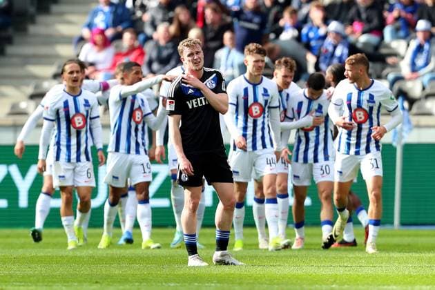 17 03 2024, xtgx, Fussball 2 Bundesliga, Hertha BSC Berlin FC Schalke 04 emspor, v l Torjubel nach dem Tor zum celebrating the goal celebrate 3 2 durch Marten Winkler Hertha BSC Berlin Derry Murkin FC Schalke 04 Enttäuscht enttaeuscht traurig frustriert ratlos DFL DFB DFB REGULATIONS PROHIBIT ANY USE OF PHOTOGRAPHS AS IMAGE SEQUENCES AND OR QUASI VIDEO Berlin