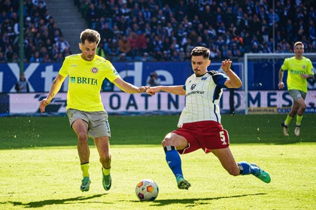 Thijmen Goppel SV Wehen Wiesbaden, 09 , Dennis Hadzikadunic Hamburger SV, 05 GER, Hamburger SV vs SV Wehen Wiesbaden, Football, 2 Bundesliga, Matchday 26, Season 2023 2024, 17 03 2024 DFL REGULATIONS PROHIBIT ANY USE OF PHOTOGRAPHS AS IMAGE SEQUENCES AND OR QUASI VIDEO GER, Hamburger SV vs SV Wehen Wiesbaden, Football, 2 Bundesliga, Matchday 26, Season 2023 2024, 17 03 2024 Hamburg Copyright: xEibner-Pressefoto MarcelxvonxFehrnx EP_MFN