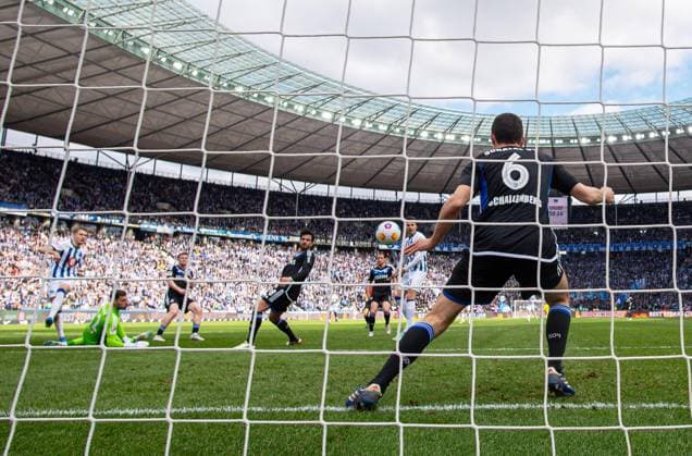 Soccer, Men, Season 2023 2024, 2 Bundesliga Matchday 26 , Hertha BSC FC Schalke 04, v l Marten Winkler Hertha BSC scores the goal for 3 2 against Ron Schallenberg Schalke 04 , 17 03 2024, Copyright: xSebastianxRäppold MatthiasxKochx