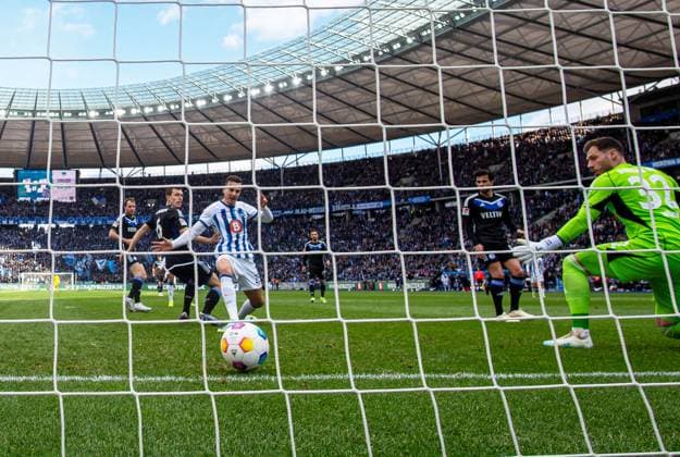 Soccer, Men, Season 2023 2024, 2 Bundesliga 26 Matchday , Hertha BSC FC Schalke 04, Haris Tabakovic Hertha BSC scores the goal to 2 1 against goalkeeper Marius Müller Schalke 04 , 17 03 2024, Copyright: xSebastianxRäppold MatthiasxKochx