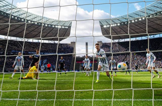 Soccer, Men, Season 2023 2024, 2 Bundesliga 26 Matchday , Hertha BSC FC Schalke 04, Simon Terodde Schalke 04 scores the goal to 2 2 against goalkeeper Marius Gersbeck Hertha BSC and Linus Gechter Hertha BSC , 17 03 2024, Copyright: xSebastianxRäppold MatthiasxKochx