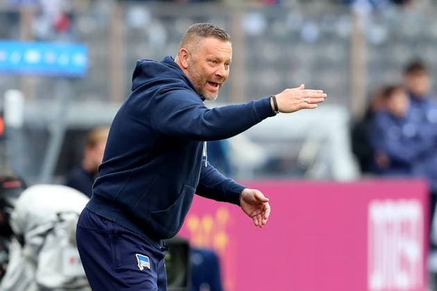 17 03 2024, xtgx, Fussball 2 Bundesliga, Hertha BSC Berlin FC Schalke 04 emspor, v l coach Pal Dardai Hertha BSC Berlin gesticulates gives instructions with his arms gesticulate gives instructions, gesticulate DFL DFB REGULATIONS PROHIBIT ANY USE OF PHOTOGRAPHS as IMAGE SEQUENCES and or QUASI VIDEO Berlin