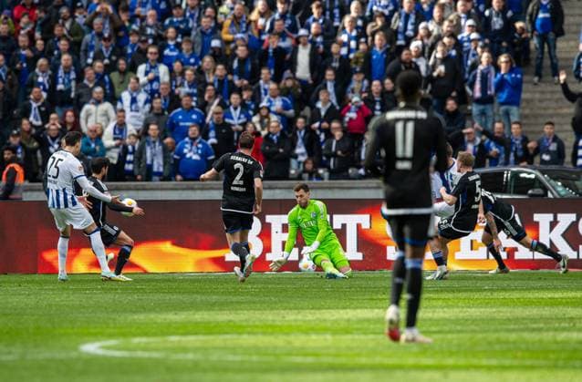 Soccer, Men, Season 2023 2024, 2 Bundesliga 26 Matchday , Hertha BSC FC Schalke 04, Marten Winkler Hertha BSC scores the goal for 3 2 against goalkeeper Marius Müller Schalke 04 , 17 03 2024, Copyright: xSebastianxRäppold MatthiasxKochx