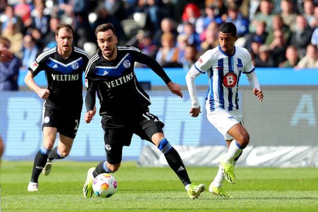 17 03 2024, xtgx, Soccer 2 Bundesliga, Hertha BSC Berlin FC Schalke 04 emspor, v l Kenan Karaman FC Schalke 04 Jeremy Dudziak Hertha BSC Berlin DFL DFB REGULATIONS PROHIBIT ANY USE OF PHOTOGRAPHS as IMAGE SEQUENCES and or QUASI VIDEO Berlin