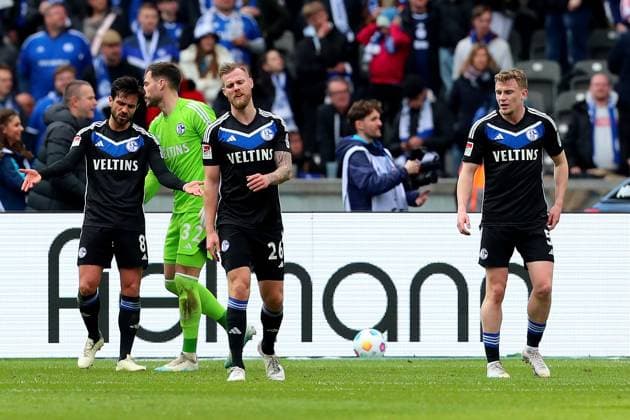 17 03 2024, xtgx, Fußball 2 Bundesliga, Hertha BSC Berlin FC Schalke 04 emspor, v l Danny Latza FC Schalke 04 Marius Müller FC Schalke 04 Tomas Kalas FC Schalke 04 Derry Murkin FC Schalke 04 Enttäuscht enttaeuscht traurig frustriert ratlos DFL DFB REGULATIONS PROHIBIT ANY USE OF PHOTOGRAPHS as IMAGE SEQUENCES and or QUASI VIDEO Berlin
