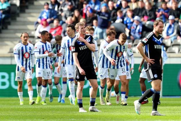 17 03 2024, xtgx, Fussball 2 Bundesliga, Hertha BSC Berlin FC Schalke 04 emspor, v l Derry Murkin FC Schalke 04 Enttäuscht enttaeuscht traurig frustriert ratlos nach dem Tor zum 3 2 durch Marten Winkler Hertha BSC Berlin DFL DFB REGULATIONS PROHIBIT ANY USE OF PHOTOGRAPHS as IMAGE SEQUENCES and or QUASI VIDEO Berlin