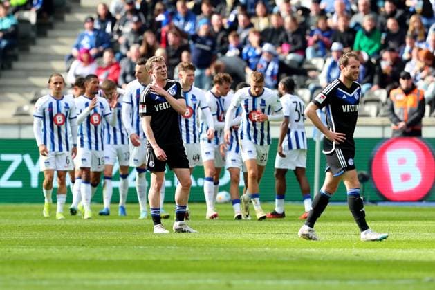 17 03 2024, xtgx, Fussball 2 Bundesliga, Hertha BSC Berlin FC Schalke 04 emspor, v l Derry Murkin FC Schalke 04 Enttäuscht enttaeuscht traurig frustriert ratlos nach dem Tor zum 3 2 durch Marten Winkler Hertha BSC Berlin DFL DFB REGULATIONS PROHIBIT ANY USE OF PHOTOGRAPHS as IMAGE SEQUENCES and or QUASI VIDEO Berlin