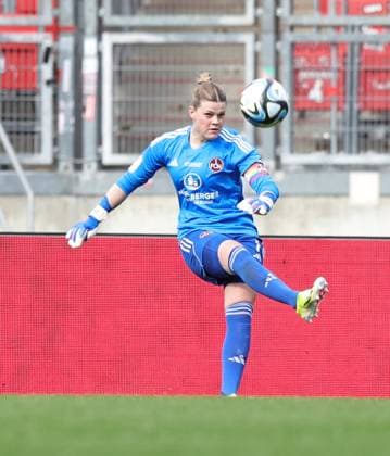 17 03 2024 Soccer Season 2023 2024 1 Women Soccer Bundesliga 16 Matchday 1 FC Nuremberg FCN Club SC Freiburg Sportfoto Zink DaMa xdaxmax Lea Paulick 1, 1 FC Nuremberg FCN knocks ball down