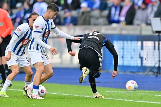 Michal Karbownik Hertha BSC, 06 , duel, with Yusuf Kabadayi Werder Bremen, 17 , GER, Hertha BSC vs Schalke 04, Soccer Men, 2 Bundesliga, Season 2023 2024, Matchday 26, 17 03 2024 DFL REGULATES PROHIBIT ANY USE OF PHOTOGRAPHS AS IMAGE SEQUENCES AND OR QUASI VIDEO GER, Hertha BSC vs Schalke 04, Mens football, Bundesliga 2, Season 2023 2024, Matchday 26, 17 03 2024 Berlin Copyright: xEibner-Pressefotox xClaudiusxRauchx EP_CRH