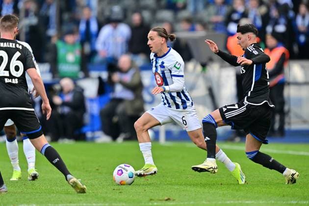 Michal Karbownik Hertha BSC, 06 , duel, with Yusuf Kabadayi Werder Bremen, 17 , GER, Hertha BSC vs Schalke 04, Soccer Men, 2 Bundesliga, Season 2023 2024, Matchday 26, 17 03 2024 DFL REGULATES PROHIBIT ANY USE OF PHOTOGRAPHS AS IMAGE SEQUENCES AND OR QUASI VIDEO GER, Hertha BSC vs Schalke 04, Mens football, Bundesliga 2, Season 2023 2024, Matchday 26, 17 03 2024 Berlin Copyright: xEibner-Pressefotox xClaudiusxRauchx EP_CRH