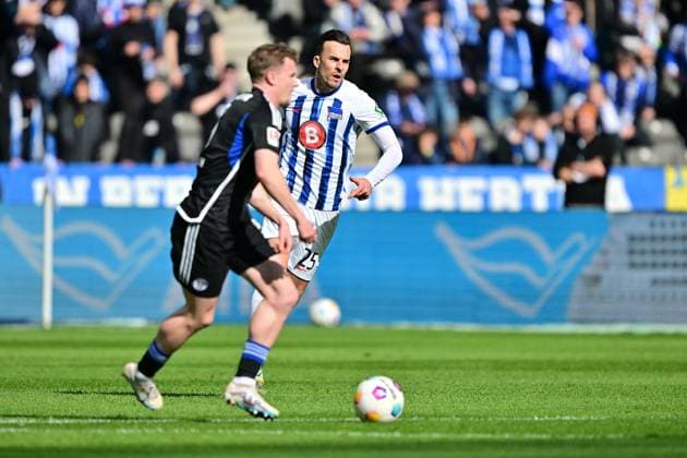 Haris Tabakovic Hertha BSC, 25 , duel, GER, Hertha BSC vs Schalke 04, Soccer Men, 2 Bundesliga, Season 2023 2024, Matchday 26, 17 03 2024 DFL REGULATIONS PROHIBIT ANY USE OF PHOTOGRAPHS AS IMAGE SEQUENCES AND OR QUASI VIDEO GER, Hertha BSC vs Schalke 04, Soccer Men, 2 Bundesliga, Season 2023 2024, Matchday 26, 17 03 2024 Berlin Copyright: xEibner-Pressefotox xClaudiusxRauchx EP_CRH