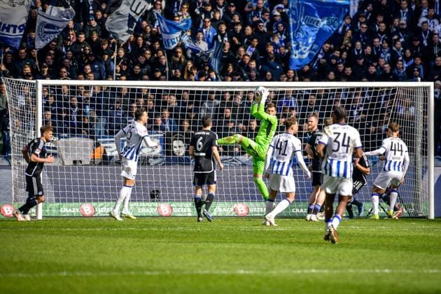Soccer 2 Bundesliga, Hertha BSC FC Schalke 04 17 03 2024, xdanx, Soccer 2 Bundesliga, Hertha BSC FC Schalke 04, v l Marius Mueller FC Schalke 04 32 ,holds the ball after a corner DFL DFB REGULATIONS PROHIBIT ANY USE OF PHOTOGRAPHS as IMAGE SEQUENCES and or QUASI VIDEO Photo Daniel Lakomski Mix1 Berlin Olympiastadion Berlin Berlin Germany EN Copyright: xDanielxLakomskix