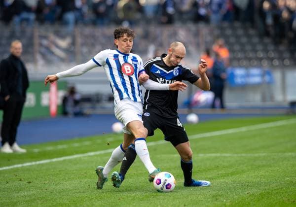 Soccer, Men, Season 2023 2024, 2 Bundesliga 26 Matchday , Hertha BSC FC Schalke 04, v l Fabian Reese Hertha BSC , Henning Matriciani Schalke 04 , 17 03 2024, Copyright: xSebastianxRäppold MatthiasxKochx