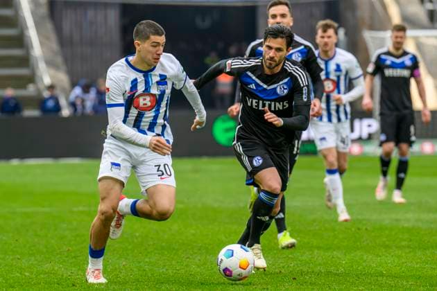 v l Ibrahim Maza Hertha BSC, 30 , Danny Latza Schalke 04, 08 , duel, action, fight, Hertha BSC FC Schalke 04, 2 Bundesliga, football, DFB, season 2023 2024, 26 matchday, Olympia Stadion Berlin, DFB DFL REGULATIONS PROHIBIT ANY USE OF PHOTOGRAPHS AS IMAGE SEQUENCES AND OR QUASI VIDEO, 17 03 2024, Copyright: HMBxMedia UwexKoch