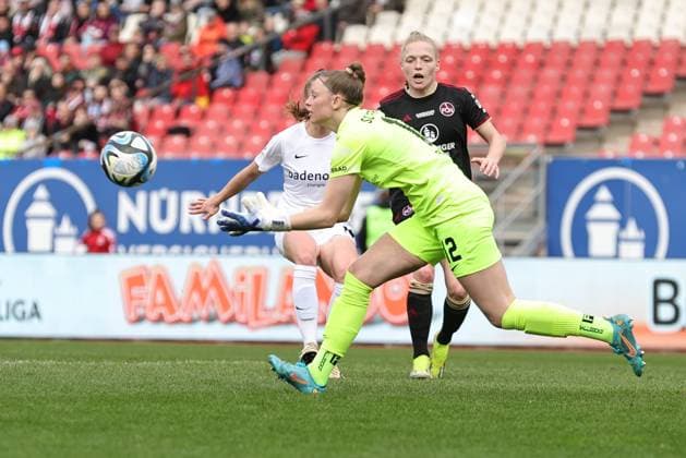17 03 2024 Soccer Season 2023 2024 1 Women Soccer Bundesliga 16 Matchday 1 FC Nürnberg FCN Club SC Freiburg Sportfoto Zink DaMa xdaxmax Rafaela Borggräfe 12 , SC Freiburg fängt Ball