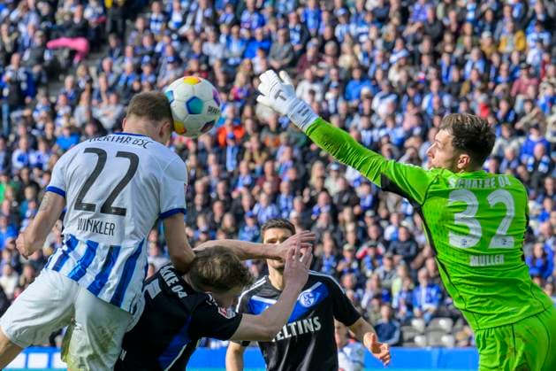 v l Marten Winkler Hertha BSC, 22 , Marius Mueller Schalke 04, 32 , Marten Winkler Hertha BSC, 22 , Koepft zum Tor 4 0, Hertha BSC FC Schalke 04, 2 Bundesliga, Football, DFB, Season 2023 2024, 26 Matchday, Olympia Stadion Berlin, DFB DFL REGULATIONS PROHIBIT ANY USE OF PHOTOGRAPHS AS IMAGE SEQUENCES AND OR QUASI VIDEO, 17 03 2024, Copyright: HMBxMedia UwexKoch