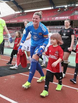 17 03 2024 Soccer Season 2023 2024 1 Women Soccer Bundesliga 16 Matchday 1 FC Nuremberg FCN Club SC Freiburg Sportfoto Zink DaMa xdaxmax Lea Paulick 1, 1 FC Nuremberg FCN with Einlaufkind laughs laughter rejoices joy