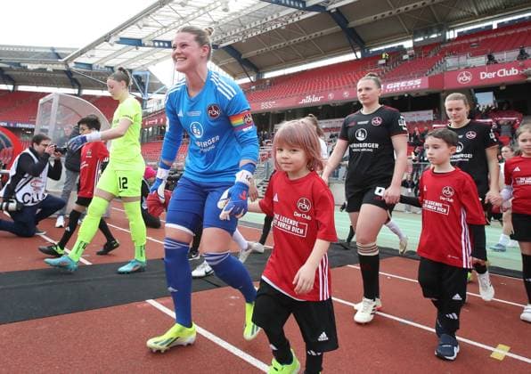 17 03 2024 Soccer Season 2023 2024 1 Women Soccer Bundesliga 16 Matchday 1 FC Nuremberg FCN Club SC Freiburg Sportfoto Zink DaMa xdaxmax Lea Paulick 1, 1 FC Nuremberg FCN with Einlaufkind laughs laughter rejoices joy