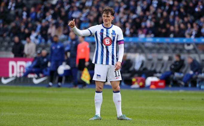 Fabian Reese thumbs up pointing single image cropping action sport soccer soccer DFL 2 Bundesliga men 26 matchday season 2023 2024 17 03 2024 Hertha BSC Berlin vs FC Schalke 04 DFL regulations prohibit any use of photographs as image sequences and or quasi video