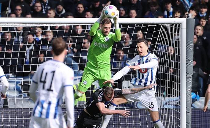 Goalkeeper Marius Müller, Tomas Kalas, Haris Tabakovic duel Match scene Action Sport Football Soccer DFL 2 Bundesliga Men 26 Matchday Season 2023 2024 17 03 2024 Hertha BSC Berlin vs FC Schalke 04 DFL regulations prohibit any use of photographs as image sequences and or quasi video