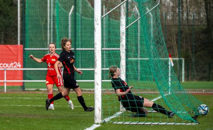 Soccer, Women, Regionalliga Nordost, Season 2023 2024 14 Matchday , 1 FC Union Berlin RB Leipzig II, v l Lisa Heiseler 1 Women 1 FC Union scores the goal for 1 0 against Josefine Borisch and Laura Schubert both Leipzig , 17 03 2024, Copyright: xMatthiasxKochx