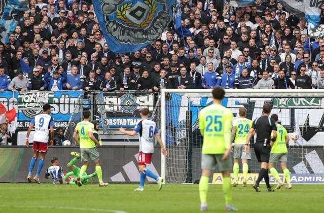GER, 2 Liga, Hamburger SV vs SV Wehen Wiesbaden 17 03 2024, Volksparkstadion, Hamburg, GER, 2 Liga, Hamburger SV vs SV Wehen Wiesbaden in the picture picture shows goal for 3 0 Goal scorer Ransford Königsdörffer Koenigsdoerffer Hamburger SV 11 scores for 3 0 into the goal of goalkeeper Florian Stritzel SV Wehen Wiesbaden 16 nordphotoxGmbHx xTauchnitz nph00059