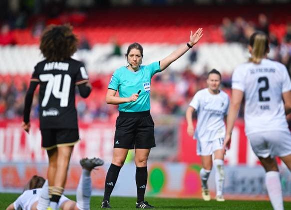 Germany, Nuremberg, 17 03 2024, Max Morlock Stadion, 1 FC Nuremberg vs SC Freiburg Frauen Bundesliga, Referee Karoline Wacker gestures Nuremberg Max Morlock Stadion Bavaria Germany eu-images-738