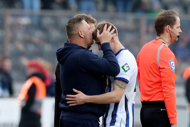17 03 2024, xtgx, Soccer 2 Bundesliga, Hertha BSC Berlin FC Schalke 04 emspor, v l Substitution Marten Winkler Hertha BSC Berlin Coach Pal Dardai Hertha BSC Berlin DFL DFB REGULATIONS PROHIBIT ANY USE OF PHOTOGRAPHS as IMAGE SEQUENCES and or QUASI VIDEO Berlin