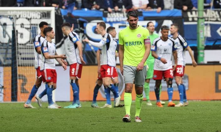 Sascha Mockenhaupt SV Wehen Wiesbaden disappointed while HSV celebrates the 3 0 Soccer, Men, Season 2023 2024, 2 BL, Volksparkstadion, Hamburger SV vs SV Wehen Wiesbaden, 3 0 DFL REGULATIONS PROHIBIT ANY USE OF PHOTOGRAPHS AS IMAGE SEQUENCES AND OR QUASI VIDEO
