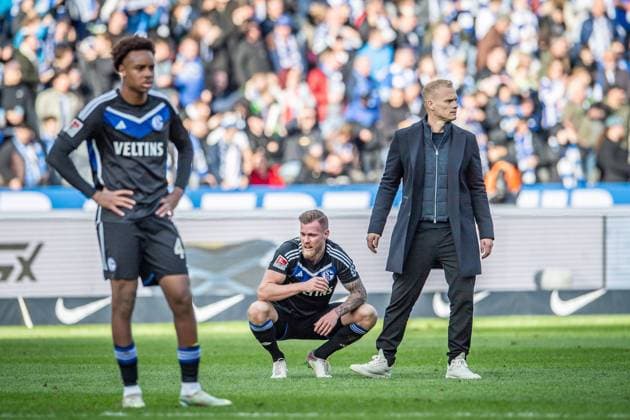 2 Soccer Bundesliga, Hertha BSC vs FC Schalke 04 Berlin, 17 03 2024 Tomas Kalas FC Schalke 04, 26 , Karel Geraerts Coach FC Schalke 04 frustrated after the match 2 Soccer Bundesliga, Hertha BSC vs FC Schalke 04, Olympiastadion, Berlin, 17 03 2024 DFL REGULATIONS PROHIBIT ANY USE OF PHOTOGRAPHS AS IMAGE SEQUENCES AND OR QUASI VIDEO Copyright: xBEAUTIFULxSPORTS LucianoxLimax
