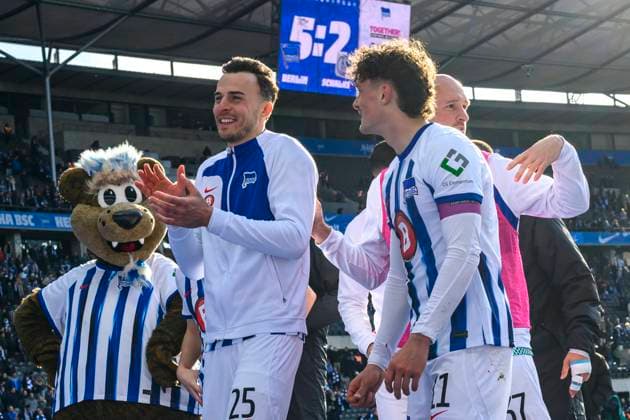 v l Haris Tabakovic Hertha BSC, 25 , Fabian Reese Hertha BSC, 11 , Toni Leistner Hertha BSC, 37 , Celebrating with the fans, after 5 2 victory, stadium round, Hertha BSC FC Schalke 04, 2 Bundesliga, Football, DFB, 2023 2024 season, 26 match day, Olympia Stadion Berlin, DFB DFL REGULATIONS PROHIBIT ANY USE OF PHOTOGRAPHS AS IMAGE SEQUENCES AND OR QUASI VIDEO, 17 03 2024, Copyright: HMBxMedia UwexKoch
