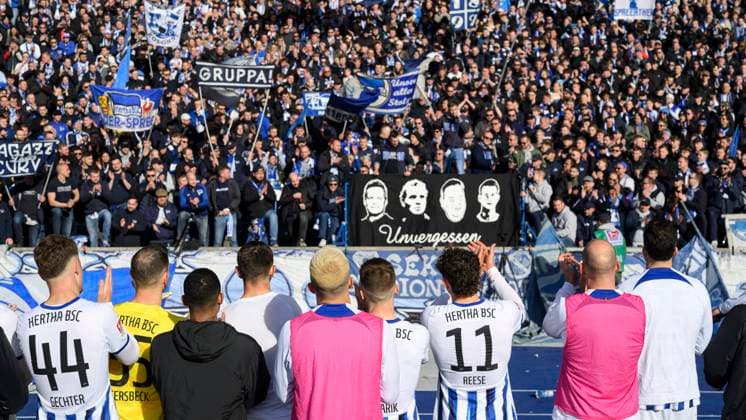 Hertha, fan block, celebrating with the fans, after 5 2 victory, stadium round, Hertha BSC FC Schalke 04, 2 Bundesliga, football, DFB, season 2023 2024, 26 matchday, Olympia Stadion Berlin, DFB DFL REGULATIONS PROHIBIT ANY USE OF PHOTOGRAPHS AS IMAGE SEQUENCES AND OR QUASI VIDEO, 17 03 2024, Copyright: HMBxMedia UwexKoch