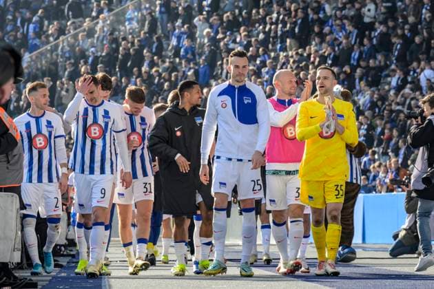 f l Smail Prevljak Hertha BSC, 09 , Marton Dardai Hertha BSC, 31 , Haris Tabakovic Hertha BSC, 25 , Toni Leistner Hertha BSC, 37 , Marius Gersbeck Hertha BSC, 35 ,Celebrating with the fans, after 5 2 victory, stadium round, Hertha BSC FC Schalke 04, 2 Bundesliga, Football, DFB, Season 2023 2024, 26 Matchday, Olympia Stadion Berlin, DFB DFL REGULATIONS PROHIBIT ANY USE OF PHOTOGRAPHS AS IMAGE SEQUENCES AND OR QUASI VIDEO, 17 03 2024, Copyright: HMBxMedia UwexKoch