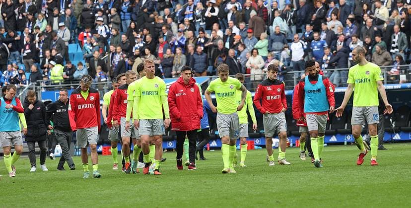 Head coach Markus Kauczinski SV Wehen Wiesbaden and his team are disappointed and thank the fans Football, Men, Season 2023 2024, 2 BL, Volksparkstadion, Hamburger SV vs SV Wehen Wiesbaden, 3 0 DFL REGULATIONS PROHIBIT ANY USE OF PHOTOGRAPHS AS IMAGE SEQUENCES AND OR QUASI VIDEO