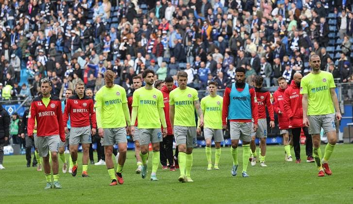 Head coach Markus Kauczinski SV Wehen Wiesbaden and his team are disappointed and thank the fans Football, Men, Season 2023 2024, 2 BL, Volksparkstadion, Hamburger SV vs SV Wehen Wiesbaden, 3 0 DFL REGULATIONS PROHIBIT ANY USE OF PHOTOGRAPHS AS IMAGE SEQUENCES AND OR QUASI VIDEO