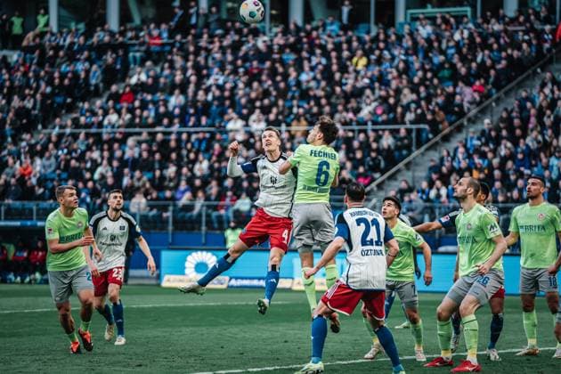 Soccer Men Season 2023 2024 2 Soccer Bundesliga 26 Matchday Hamburger SV vs SV Wehen Wiesbaden 17 03 2024 Header duel between Sebastian Schonlau 4, HSV and Gino Fechner 6, SV Wehen Wiesbaden Hamburg Volksparkstadion Hamburg Germany