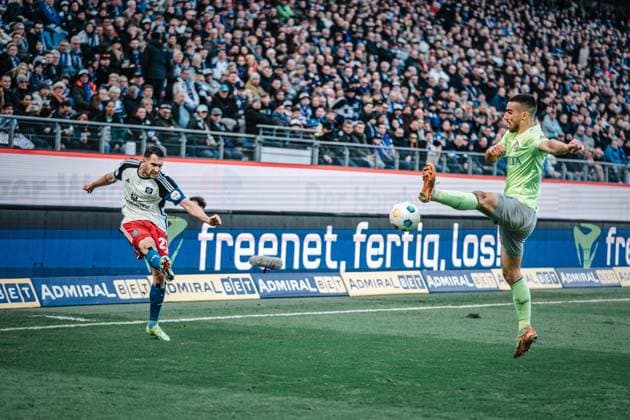 Soccer Men Season 2023 2024 2 Soccer Bundesliga 26 Matchday Hamburger SV vs SV Wehen Wiesbaden 17 03 2024 Levin Öztunali 21, HSV hits the ball and is stopped by Ivan Prtajin 18, SV Wehen Wiesbaden Hamburg Volksparkstadion Hamburg Germany