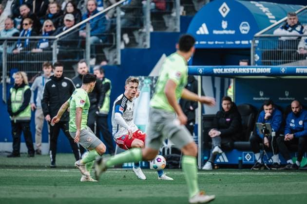 Soccer Men Season 2023 2024 2 Soccer Bundesliga 26 Matchday Hamburger SV vs SV Wehen Wiesbaden 17 03 2024 Miro Muheim 28, HSV on the ball Hamburg Volksparkstadion Hamburg Germany