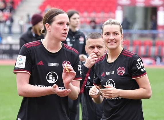 17 03 2024 Soccer Season 2023 2024 1 Womens Soccer Bundesliga 16 Matchday 1 FC Nürnberg FCN Club SC Freiburg Sportfoto Zink DaMa xdaxmax Lara Schmidt 27, 1 FC Nürnberg FCN Medina Desic 30, 1 FC Nürnberg FCN thanks Clubfan Clubfans FCN Fans Fans after the end of the match