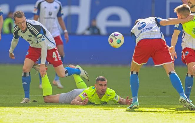Soccer 2 BL Hamburger SV SV Wehen Wiesbaden 17 03 24, Sebastian Schonlau HSV , Ivan Prtajin SVWW ,