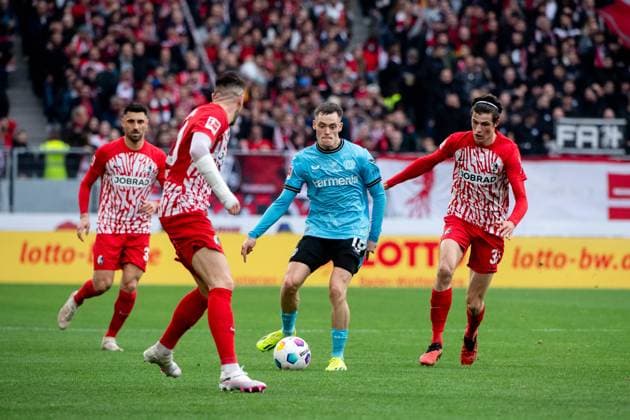 Bilder des Jahres 2024, Sport 03 März Sport Themen der Woche KW11 Sport Bilder des Tages Florian Wirtz (Bayer 04 Leverkusen, 10) im Zweikampf mit Christian Guenter (SC Freiburg, 30), Merlin Roehl (SC Freiburg, 34), GER, SC Freiburg (SCF) vs Bayer 04 Leverkusen (B04), Fussball Bundesliga, 26. Spieltag, Saison 2023 2024, 17.03.2024 DFB DFL regulations prohibit any use of photographs as image sequences and or quasi-video GER, SC Freiburg (SCF) vs Bayer 04 Leverkusen (B04), Fussball Bundesliga, 26. Spieltag, Saison 2023 2024, 17.03.2024 Freiburg *** Florian Wirtz Bayer 04 Leverkusen, 10 in duel with Christian Guenter SC Freiburg, 30 , Merlin Roehl SC Freiburg, 34 , GER, SC Freiburg SCF vs Bayer 04 Leverkusen B04 , Fußball Bundesliga, 26 Spieltag, Saison 2023 2024, 17 03 2024 DFB DFL regulations prohibit any use of photographs as image sequences and or quasi video GER, SC Freiburg SCF vs Bayer 04 Leverkusen B04 , Fußball Bundesliga, 26 Spieltag, Saison 2023 2024, 17 03 2024 Freiburg Copyright: xEibner-Pressefoto Memmlerx EP_MMR