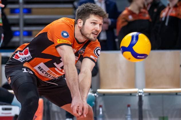 17 03 2024, Berlin, Volleyball 1 Bundesliga, Men, Playoff quarterfinals, Game 1, BR Volleys SSC Karlsruhe, Max Schmeling Halle Berlins Ruben Schott takes a ball at BR Volleys SSC Karlsruhe